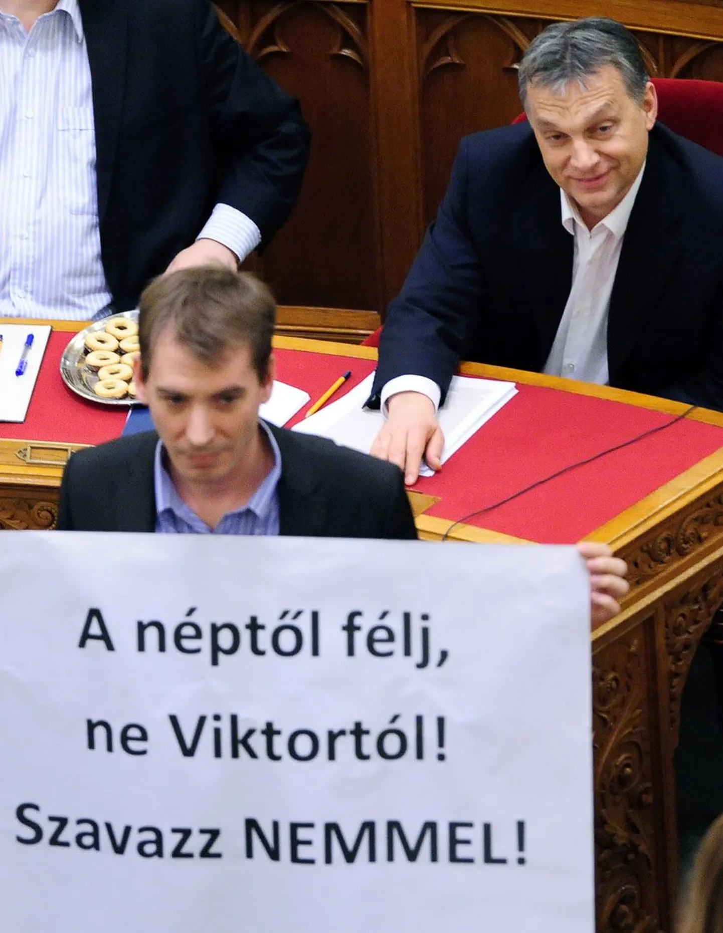 Eile parlamendis välja toodud plakat kutsus hääletama põhiseadusmuudatuste vastu. Peaminister Viktor Orbán (taga) saavutas aga hääletusel soovitud võidu.