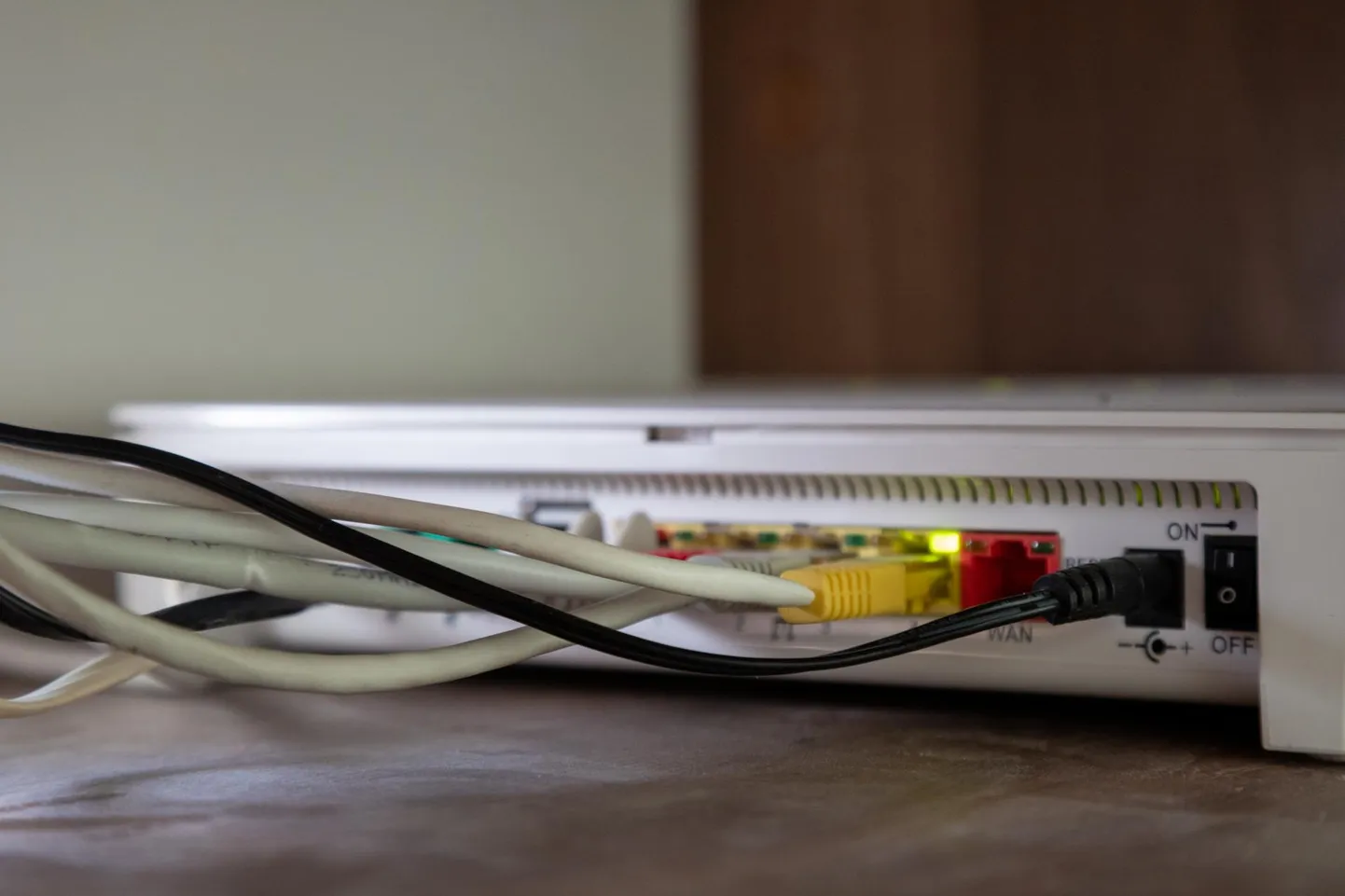 Kaabli kaudu jagatav internet on õhu kaudu levivast stabiilsema loomuga, aga kaabel kõikjale veel ei ulatu.