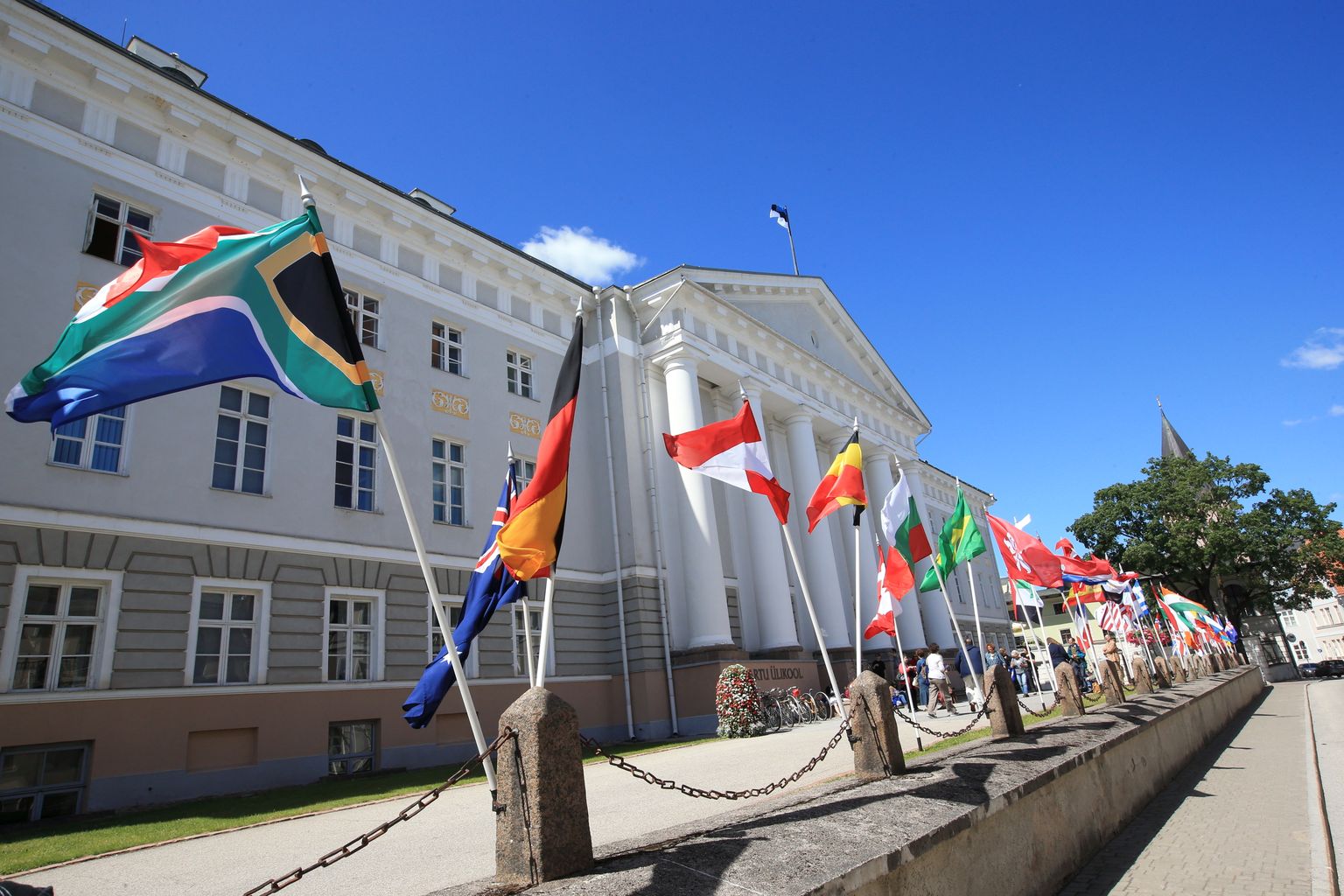 Religiooniuurijate konverentsi auks lehvivad Tartu ülikooli peahoone ees lipud, mis tähistavad riike, kust on konverentsile saabunud teadlased pärit.