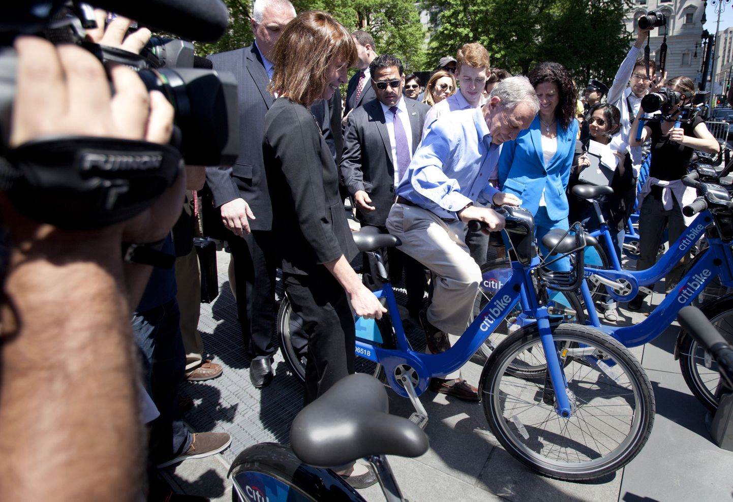 New Yorgi linnapea Michael Bloomberg istub rattale möödunud nädalal toimunud uut rattarendi programmi tutvustaval üritusel.