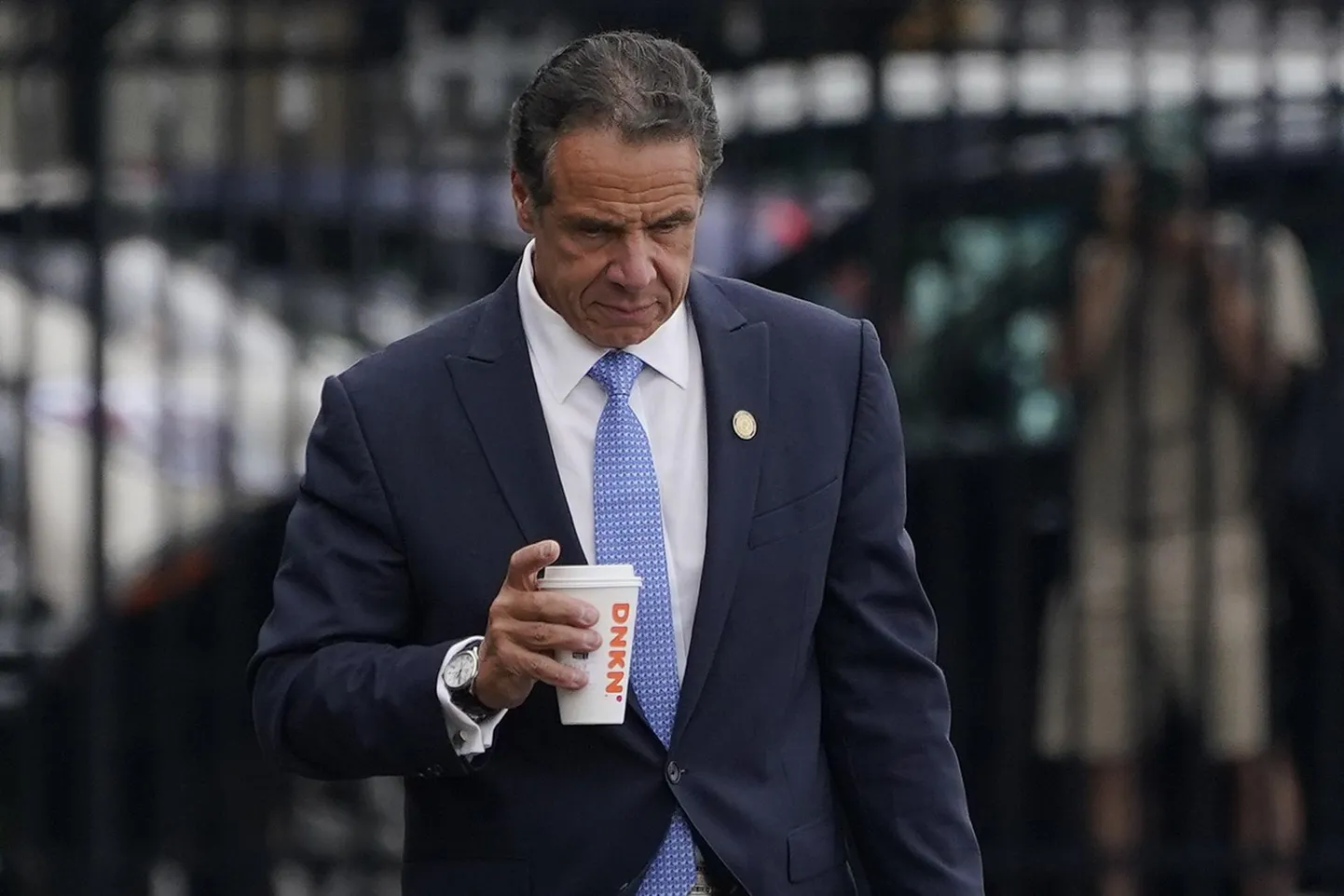 New Yorgi osariigi kuberner Andrew Cuomo pärast tagasiastumisest teatamist helikopteri juurde kõndimas.