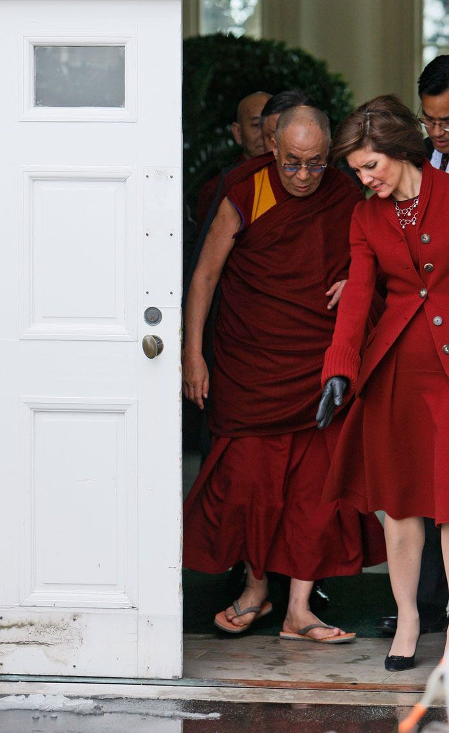 Protokolliülem pani sandaalides dalai-laamale südamele, et ta jäisel Valge Maja asfaldil ei libastuks.