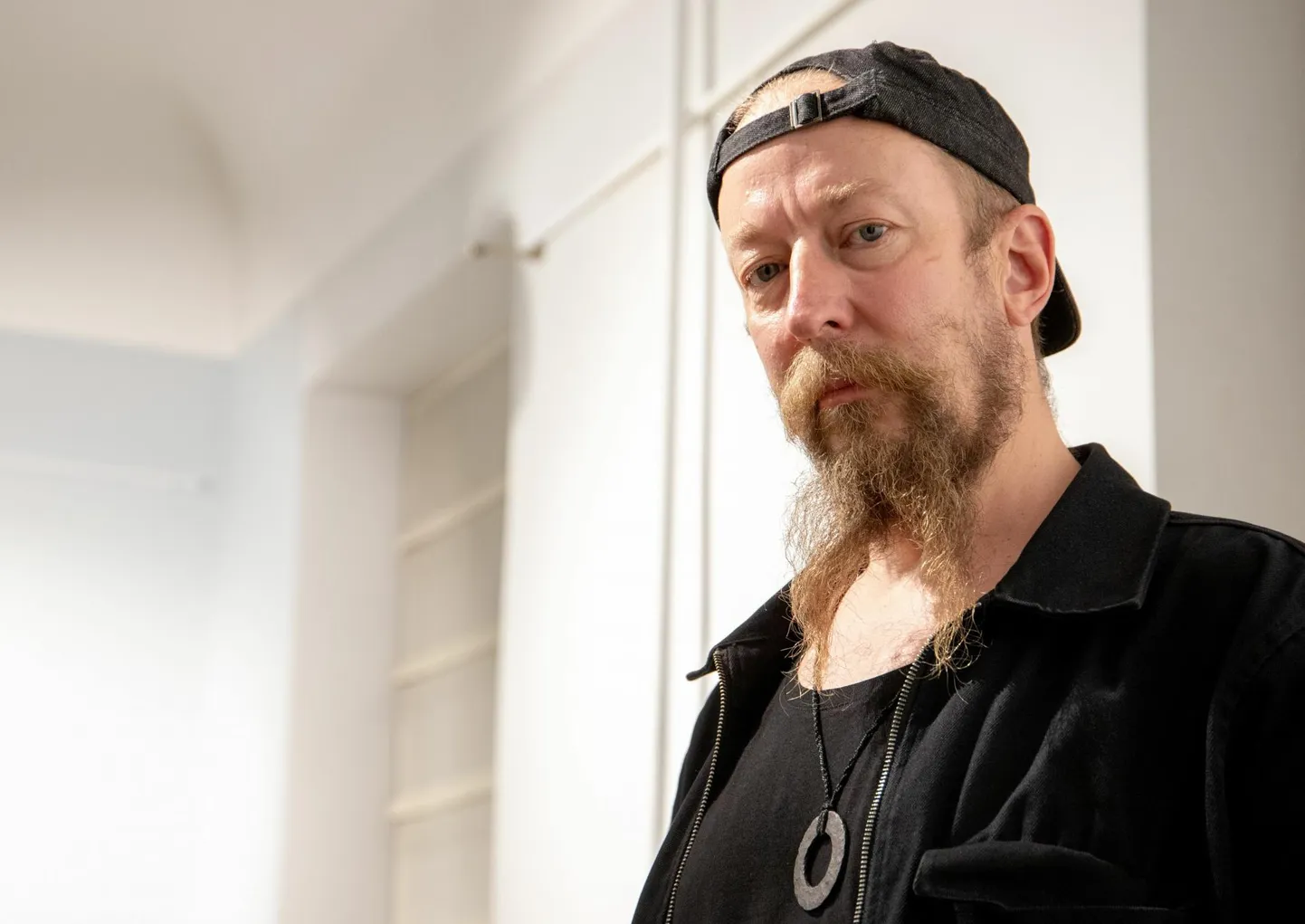 Erik Alalooga paneb Pärnu linnagaleriis näitust üles.