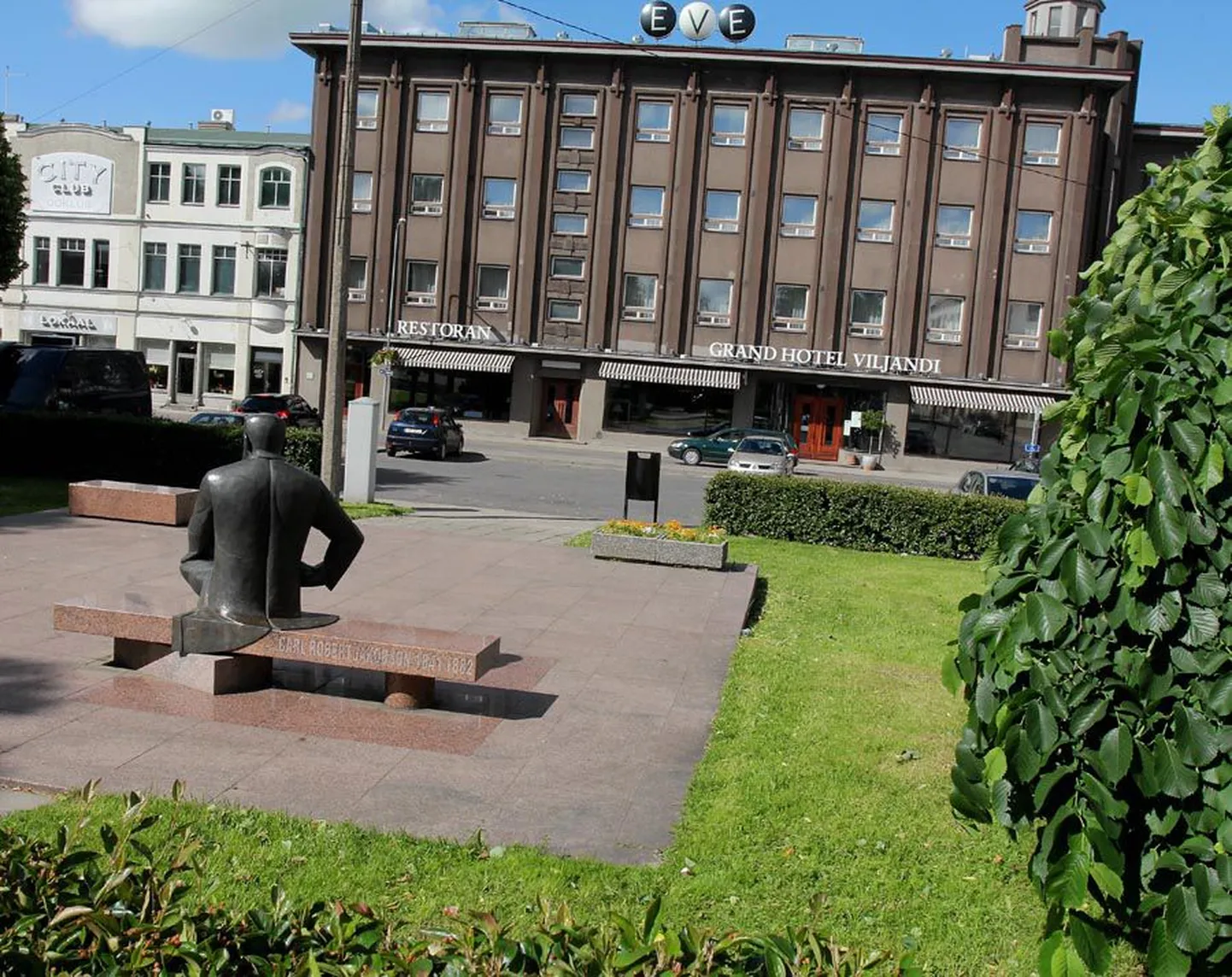 Et sealsamas asub linna ainus suurem ööklubi, on Grand Hotel Viljandi esine parkla majutusasutuse töötajate sõnul sageli kakluste tallermaa.  Läinud nädalavahetusel asetleidnud pussitamise ohvrit nähti lamamas Carl Robert Jakobsoni monumendi kõrval murul.