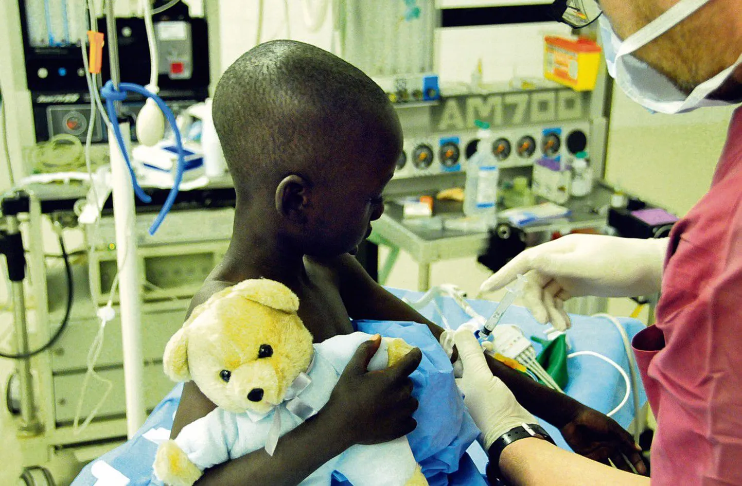 Mõmmikuga on kindlam: Gambia poiss on saanud arstidelt kingiks kaisukaru – nagu sai iga väike patsient –, sest siis on julgem lõikusele minna.