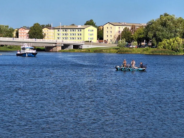 Päästjad ja merepäästjad otsivad Pärnu jõel kadunuks jäänud ujujat.