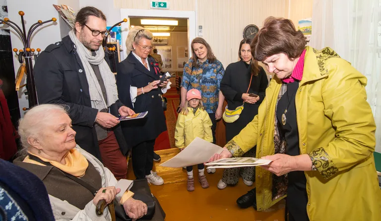Narva-Jõesuu koduloomuuseumi perenaine Tiiu Toom näitab pilte kaunitest hoonetest, mida Adolf Hahn rajas. Esiplaanil Marina Pimenoff, kelle ema oli Adolf Hahni poja Otto abieluväline tütar.
