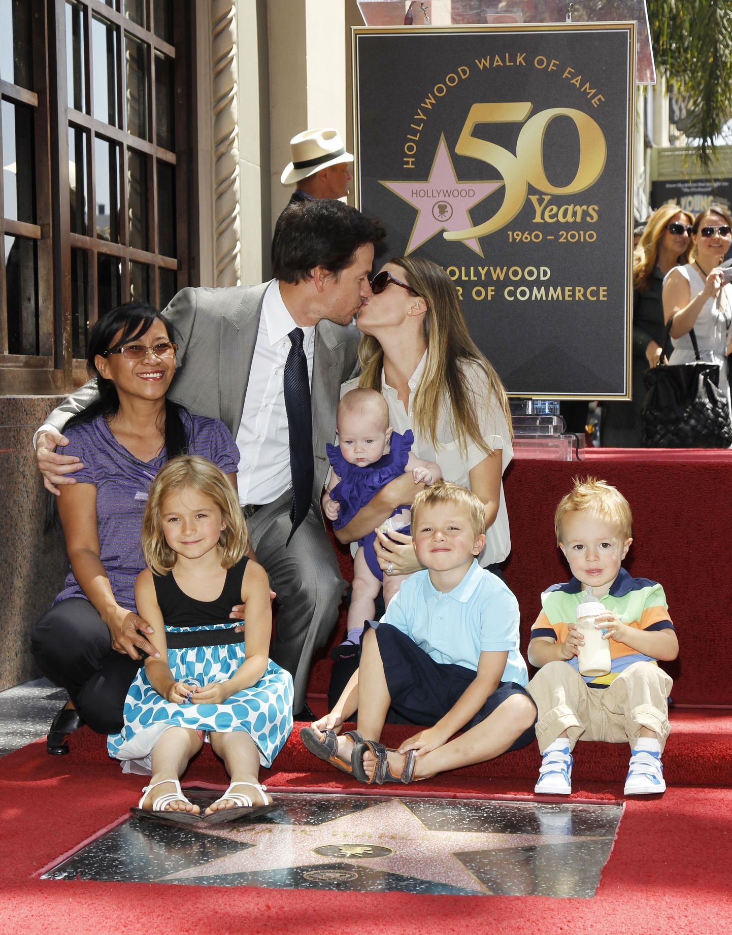 Mark Wahlberg koos abikaasa Rhea Durhami, laste (vasakult paremale) Ella, Grace`i, Michaeli ja Brendani ning lapsehoidjaga
