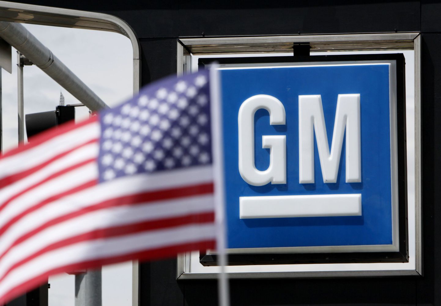 General Motorsi logo USA lipu taustal.