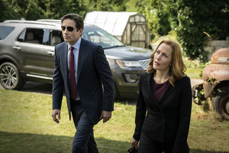 Kaader seriaalist «Salatoimikud». Pildil David Duchovny (Fox Mulder) ja Gillian Anderson (Dana Scully)