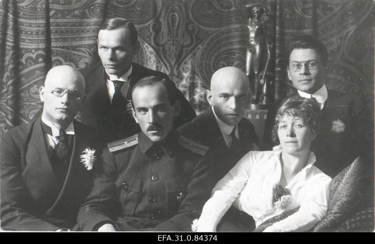 Kirjandusliku rühmituse Siuru liikmed: vasakult A. Gailit, H. Visnapuu, J. Semper, A. Adson, M. Under, Fr. Tuglas.