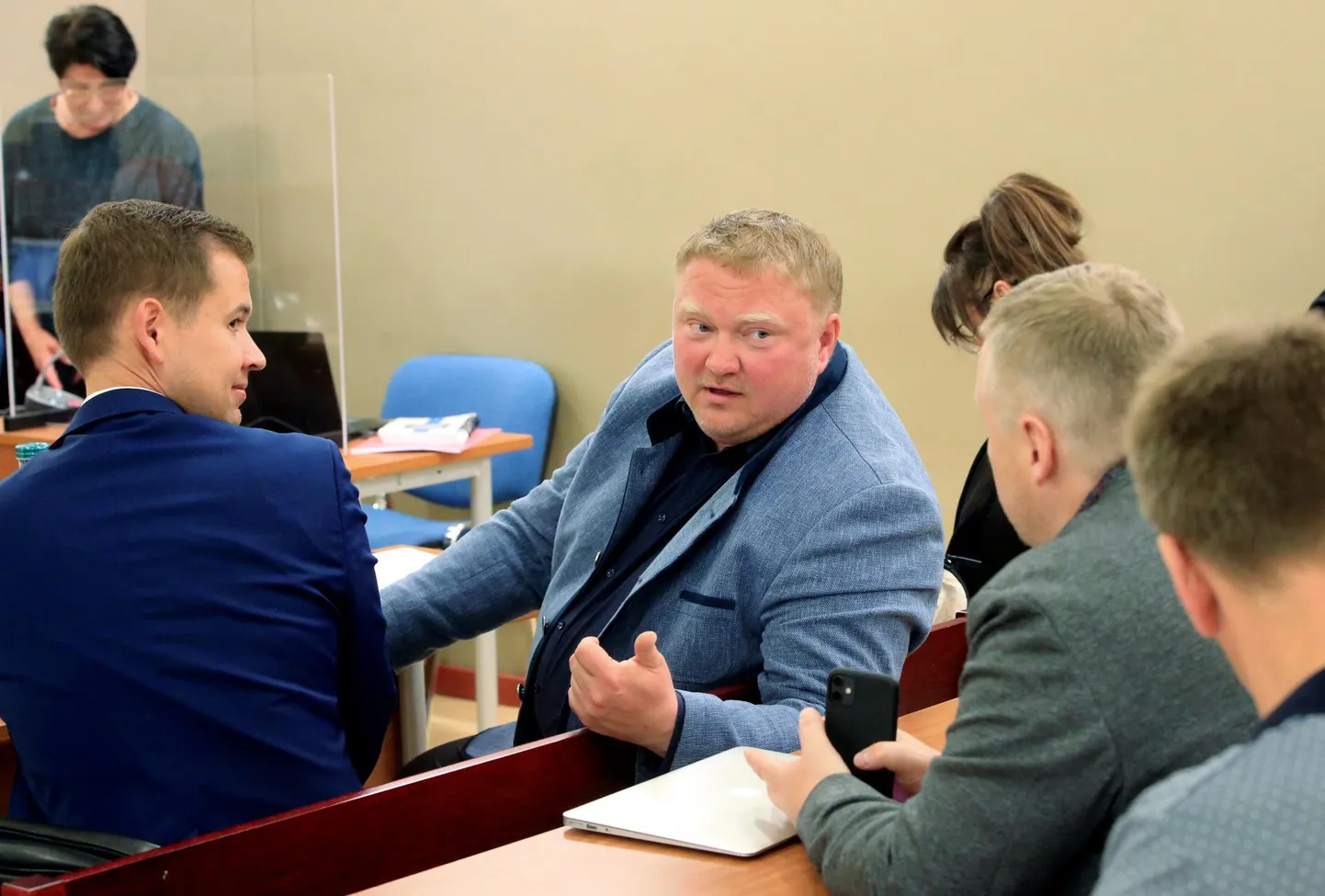Kohtu all on teiste hulgas lisaks Kajar Lemberile (helesinises) advokaat Robert Sarv (tumesinises) ja ettevõtja Jaago Roosmann (hallis).