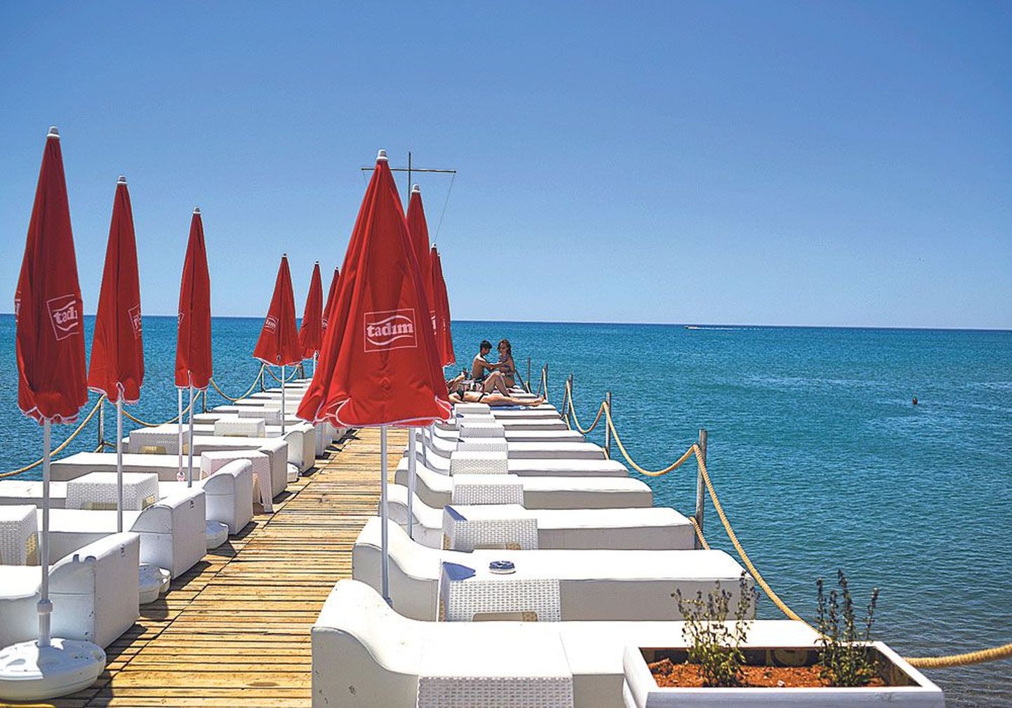 Российские туристы скоро вновь станут желанными гостями турецких курортов. Пока же лежаки на пляже в Анталии пустуют.