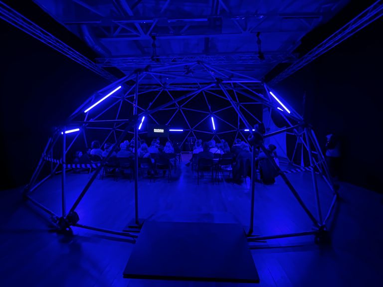 Ambisoniskās mūzikas konuss Tallinas Neatkarīgās dejas skatuvē. 21 skaļurņa sistēmu modelējuši un būvējuši apvienības "Dirty Deal Audio" vadītājs Kristaps Puķītis un komponists Platons Buravickis. 