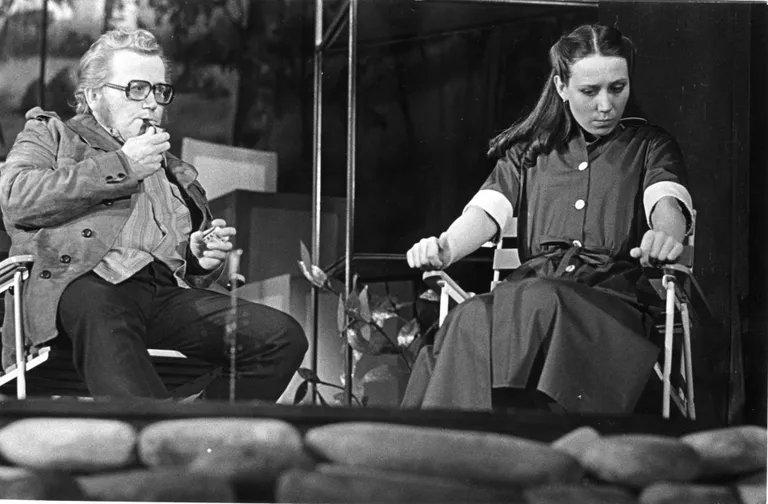 1980. aastal Eesti Draamateatris esietendunud «Tütarlaps ja teised» oli väga kuum lavastus, fotol Tõnu Aav ja Külliki Saldre (toona Tool).
