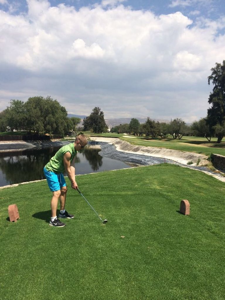 Ott Tänak kohaneb Mehhiko ajavahega golfi mängides.