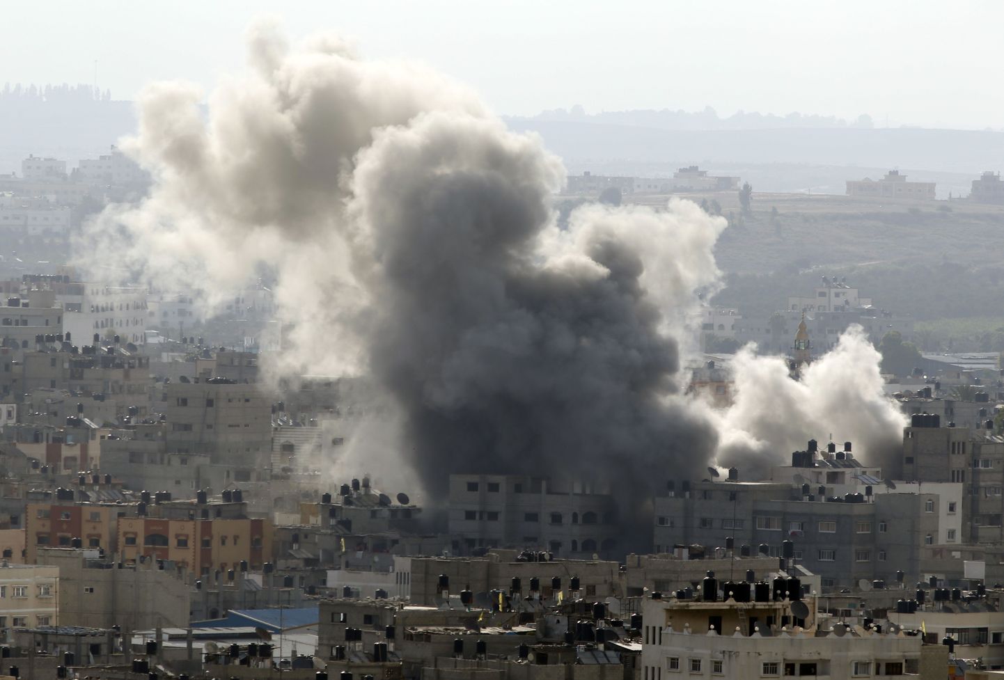 Gaza linna kohal tõuseb Iisraeli õhurünnaku järel suits.