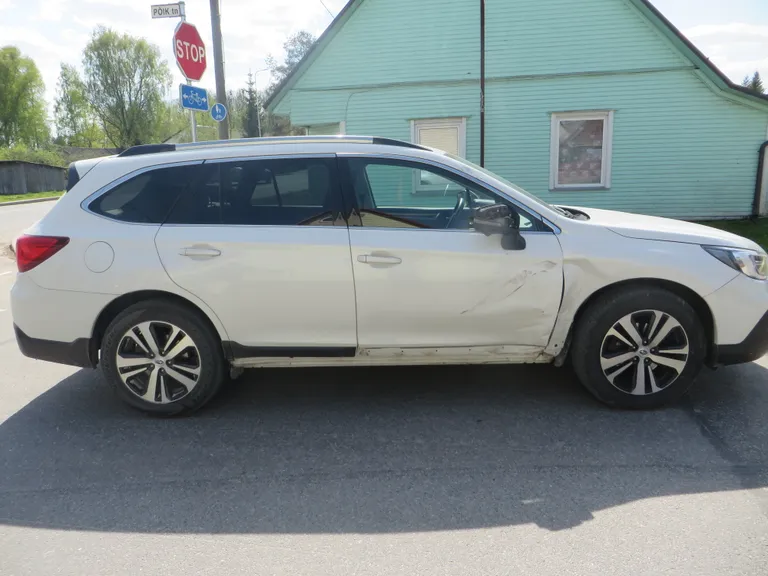 Antslas põrkasid kokku sõiduauto ja mopeed.
