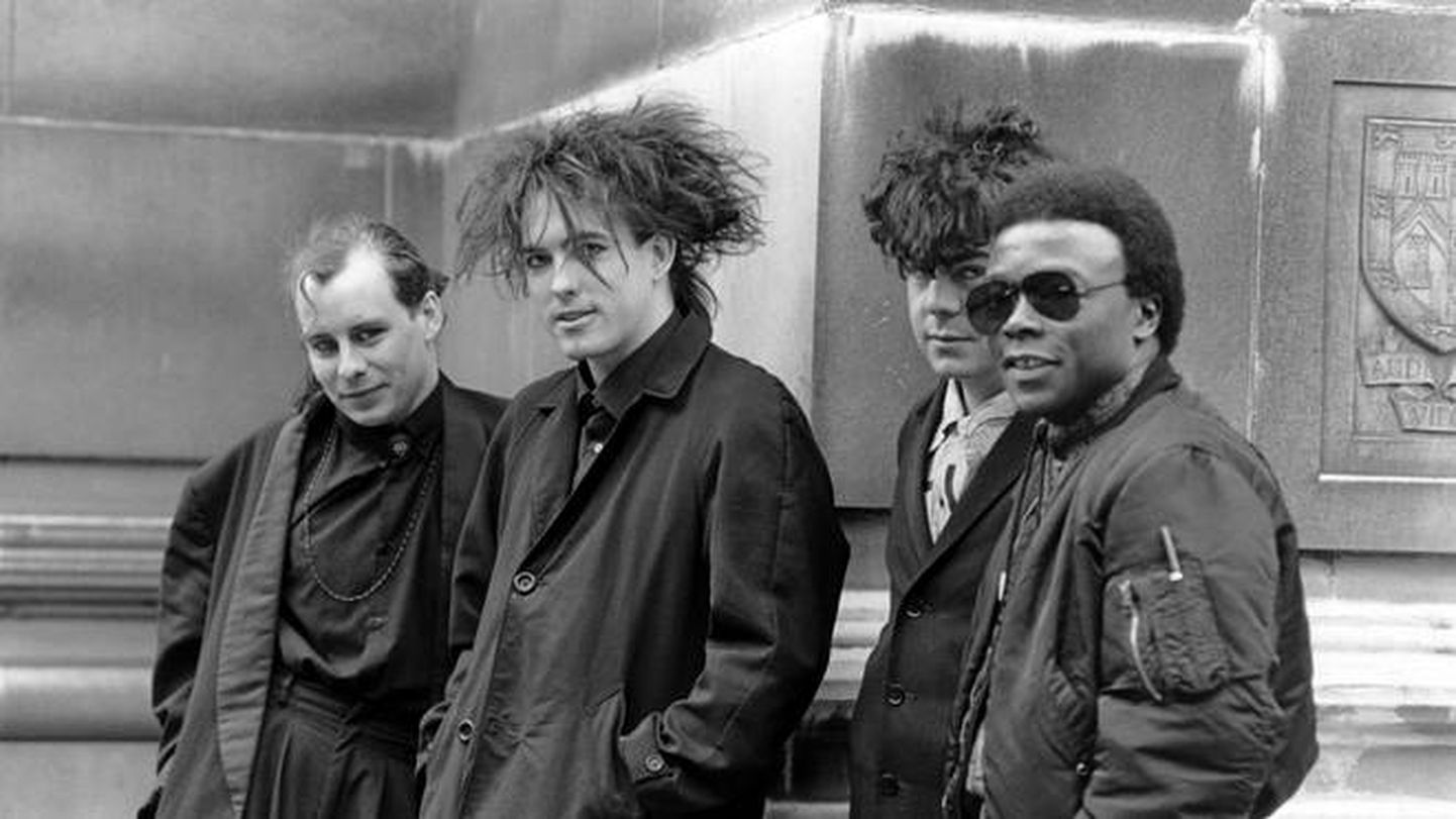 Endijs Andersons (pirmais no labās) un citi grupas "The Cure" mūziķi 1984. gadā