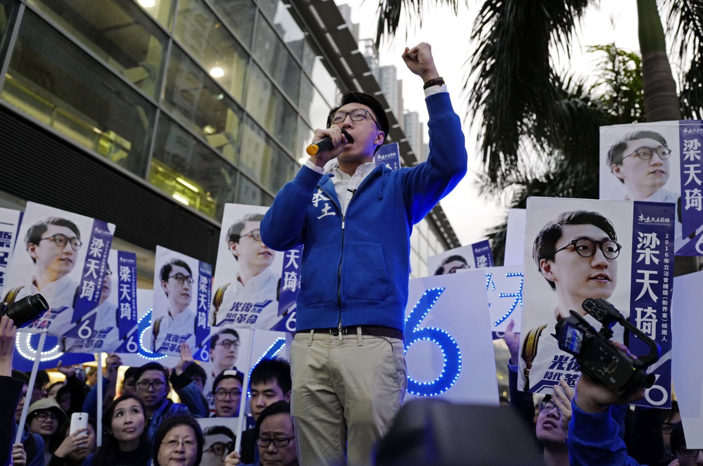 Hongkongi lokalistide partei kandidaat Edward Leung (keskel) meeleavaldusel koos oma toetajatega, kelle missioon on viia tagada Hongkongi täielik iseseisvus Hiinast.