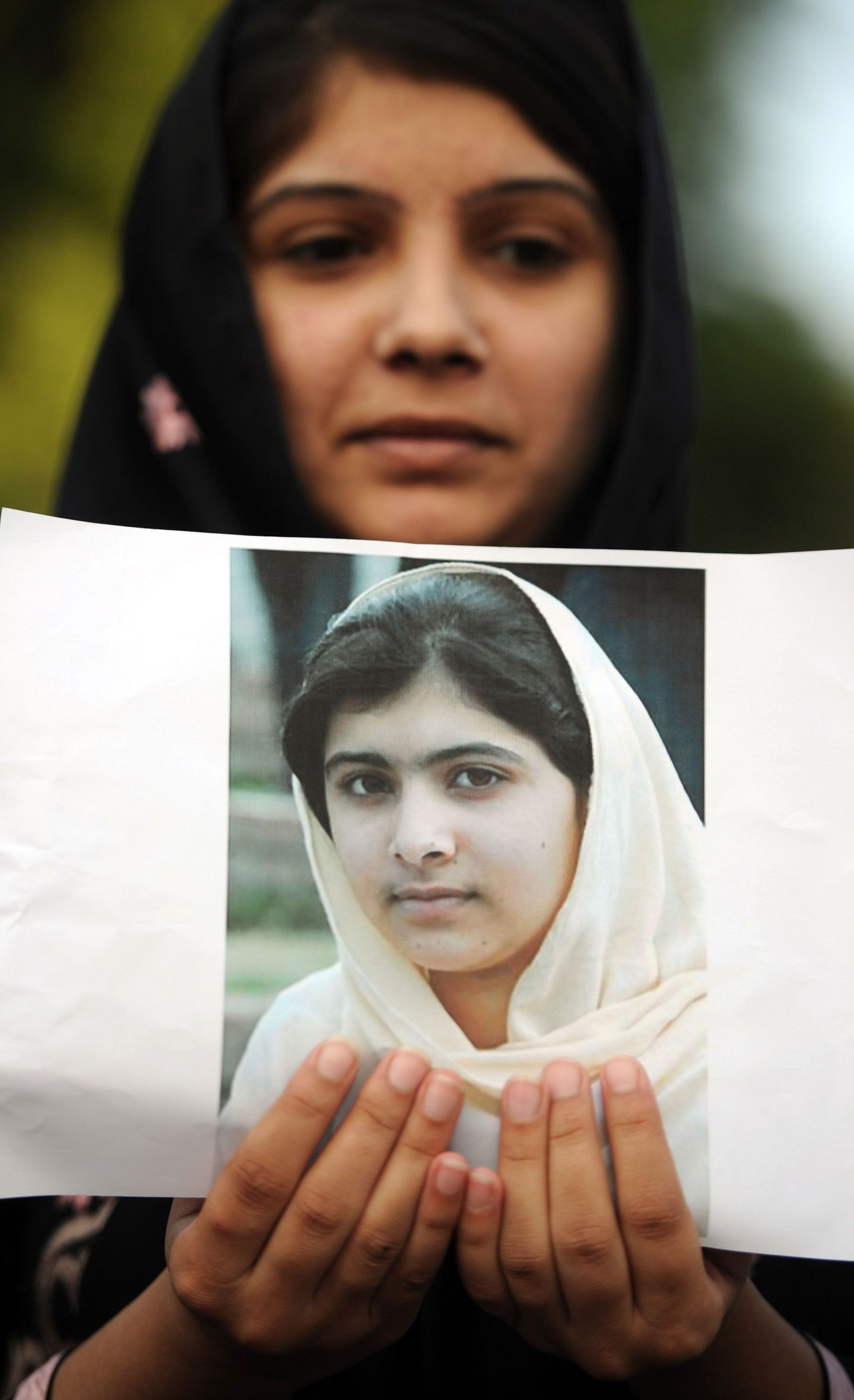Aktivist hoidmas Malala Yousafzai pilti