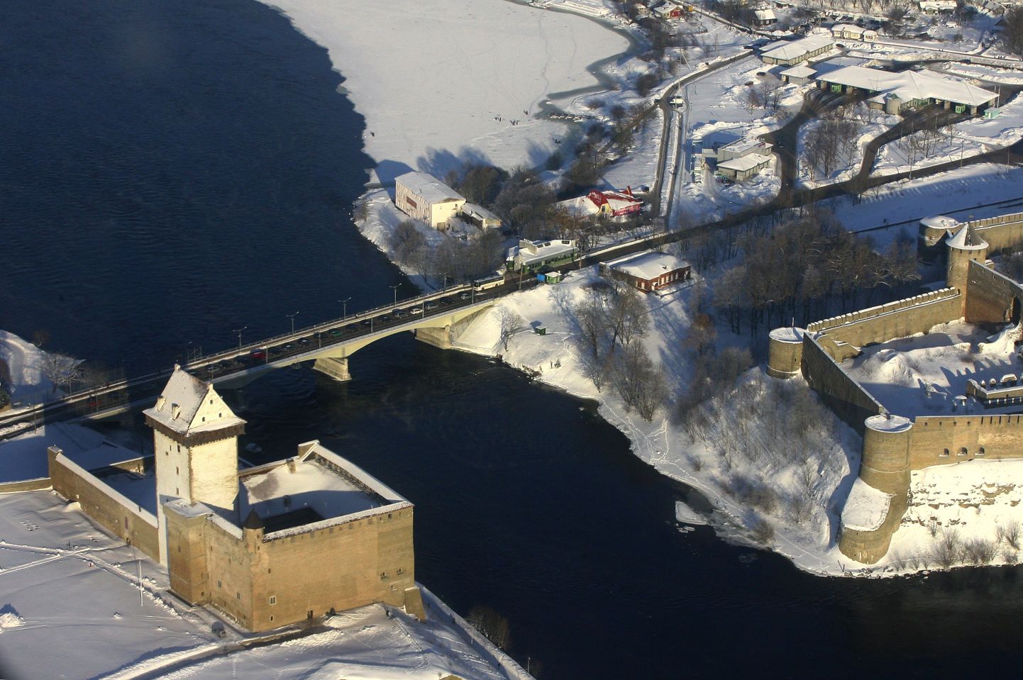 Narva sild. Ivnagorod on paremal.