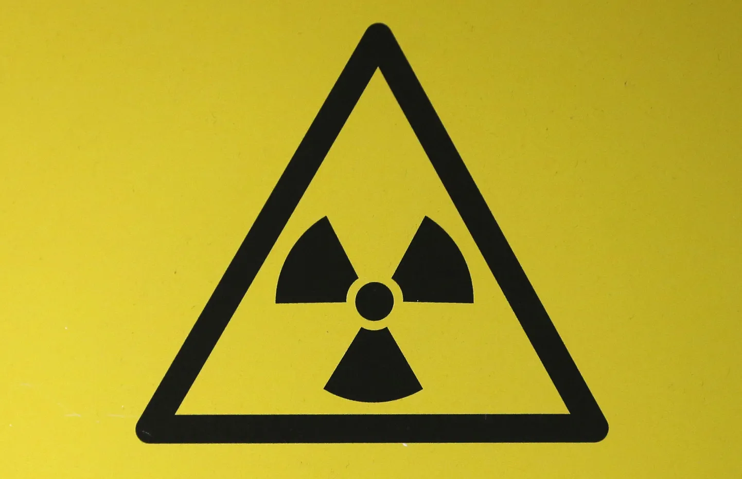 Radioaktiivset materjali tähistav ohumärgis.