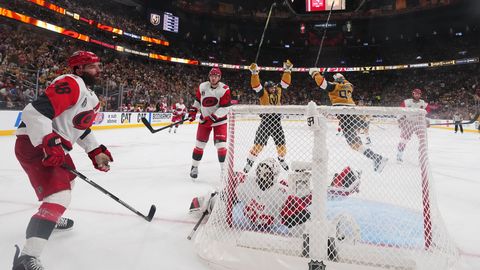 "Hurricanes" atspēlē četru ripu deficītu, bet vadību Stenlij