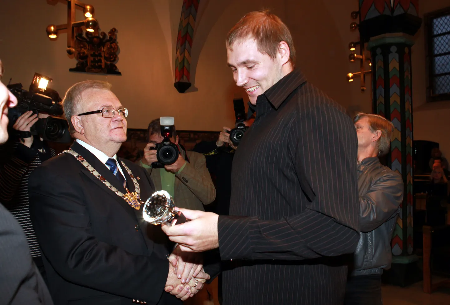 Tallinna linnapea Edgar Savisaar annab Gerd Kanterile üle pealinna aasta sportlase auhinna.