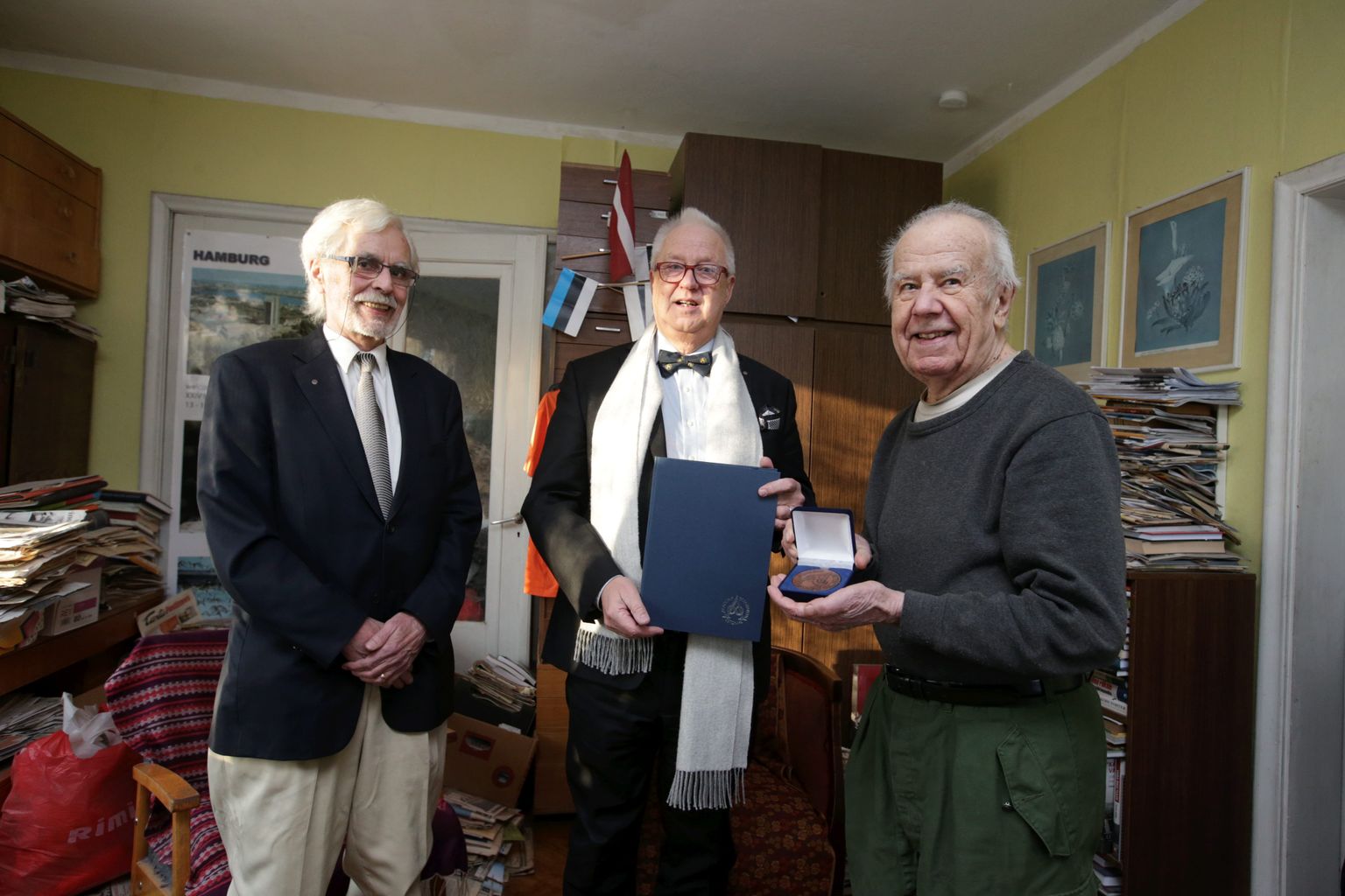 Richard Villems (vasakult) ja Jaak Järv andsid Mart Niklusele tema kodus üle medali ja tunnistuse.