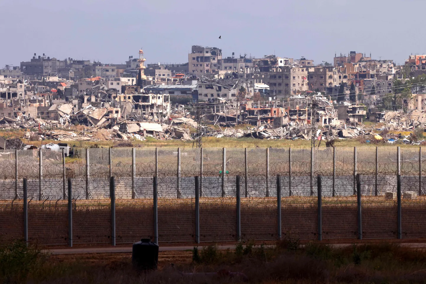Iisrali lõunapiir ja purustatud hooned Gaza sektoris.