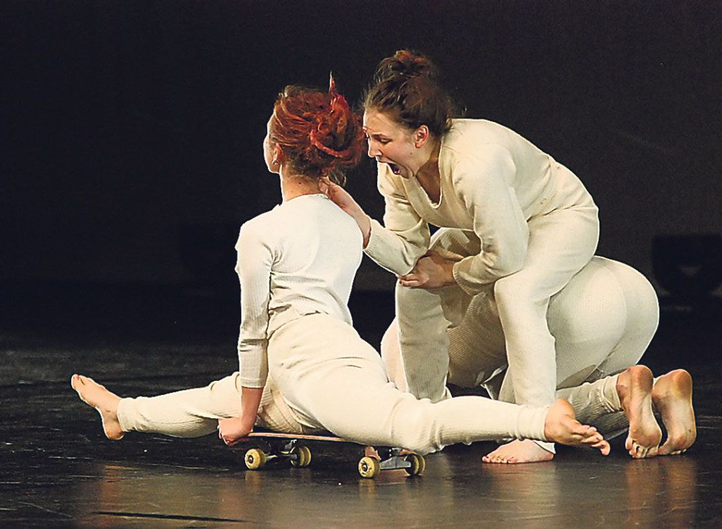 Endla teatri Küünis näeb homme õhtul Dreek Stuudio tantsulavastust “Nii valge süda”.