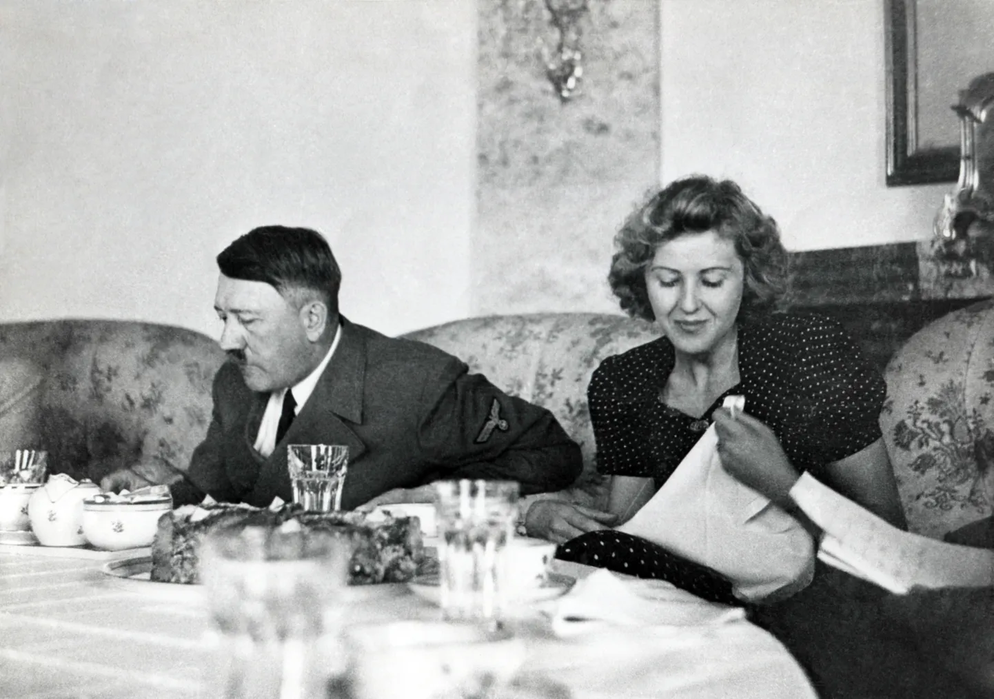 Adolf Hitler ja Eva Braun Berchtesgadenis söömas.