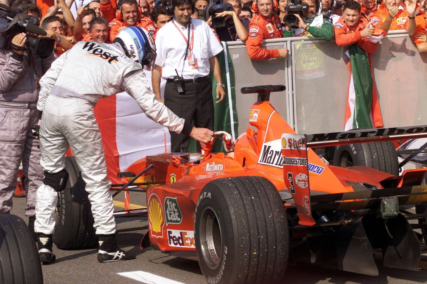 Mika Häkkinen ja Michael Schumacher kätt surumas.