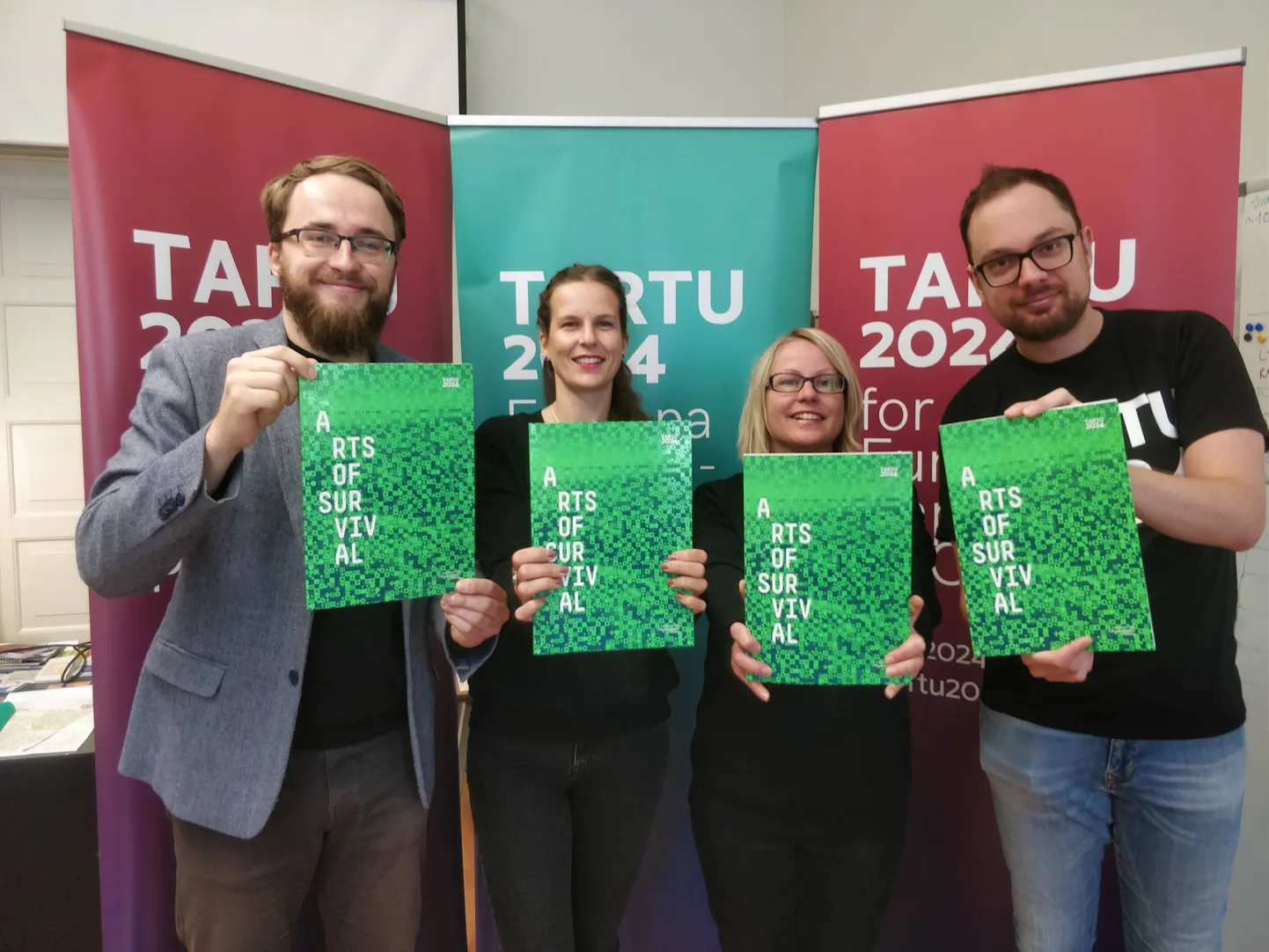 Tartu 2024 kandidatuurimeeskond rahvusvahelisele Euroopa kultuuripealinnade ekspertkomisjonile üle antud taotlustega. Fotol on Kalle Paas, Triin Pikk, Merje Laimets, Kaspar Aug. Kandidatuurimeeskonda kuuluvad veel Erni Kask, Annela Laaneots ja Berk Vaher.