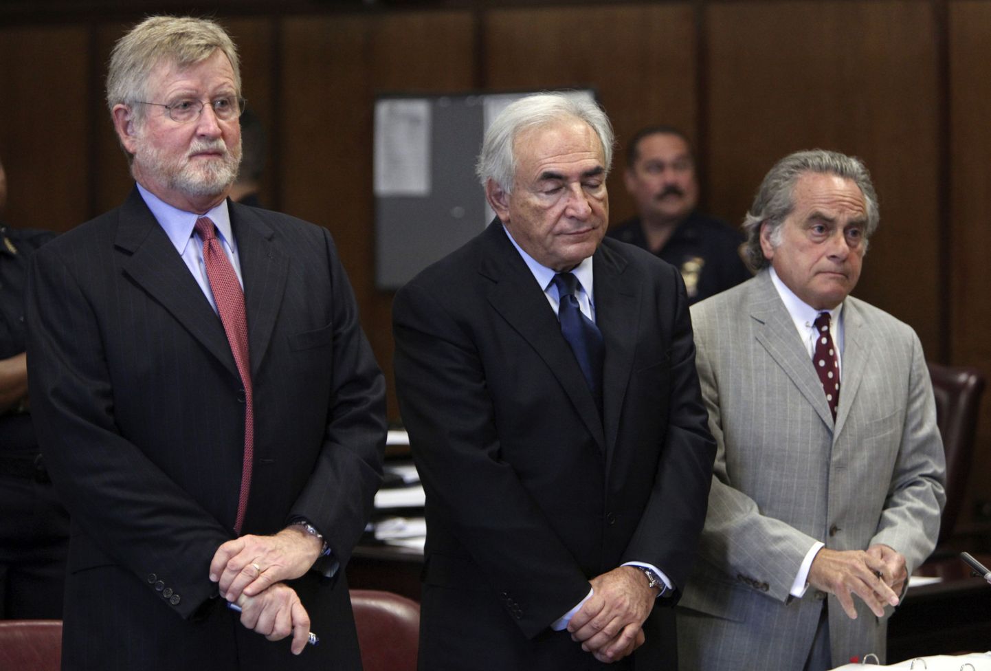 Dominique Strauss-Kahn (keskel) USAs kohtu ees.