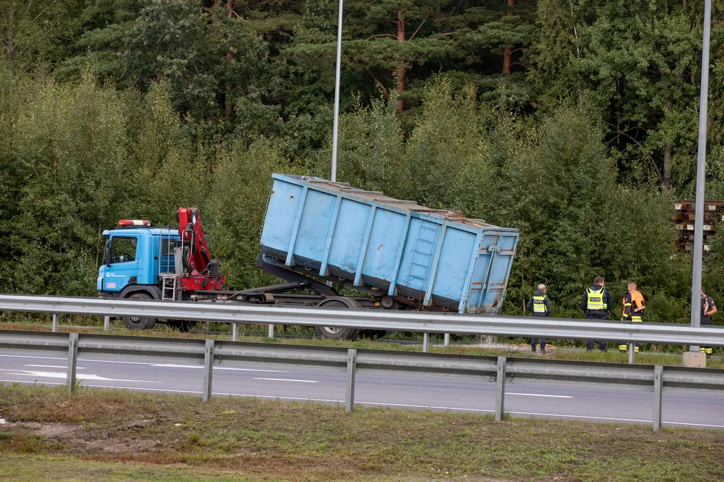 Pärnus Ehitajate teel saepuru vedanud veokil läks koorem põlema.