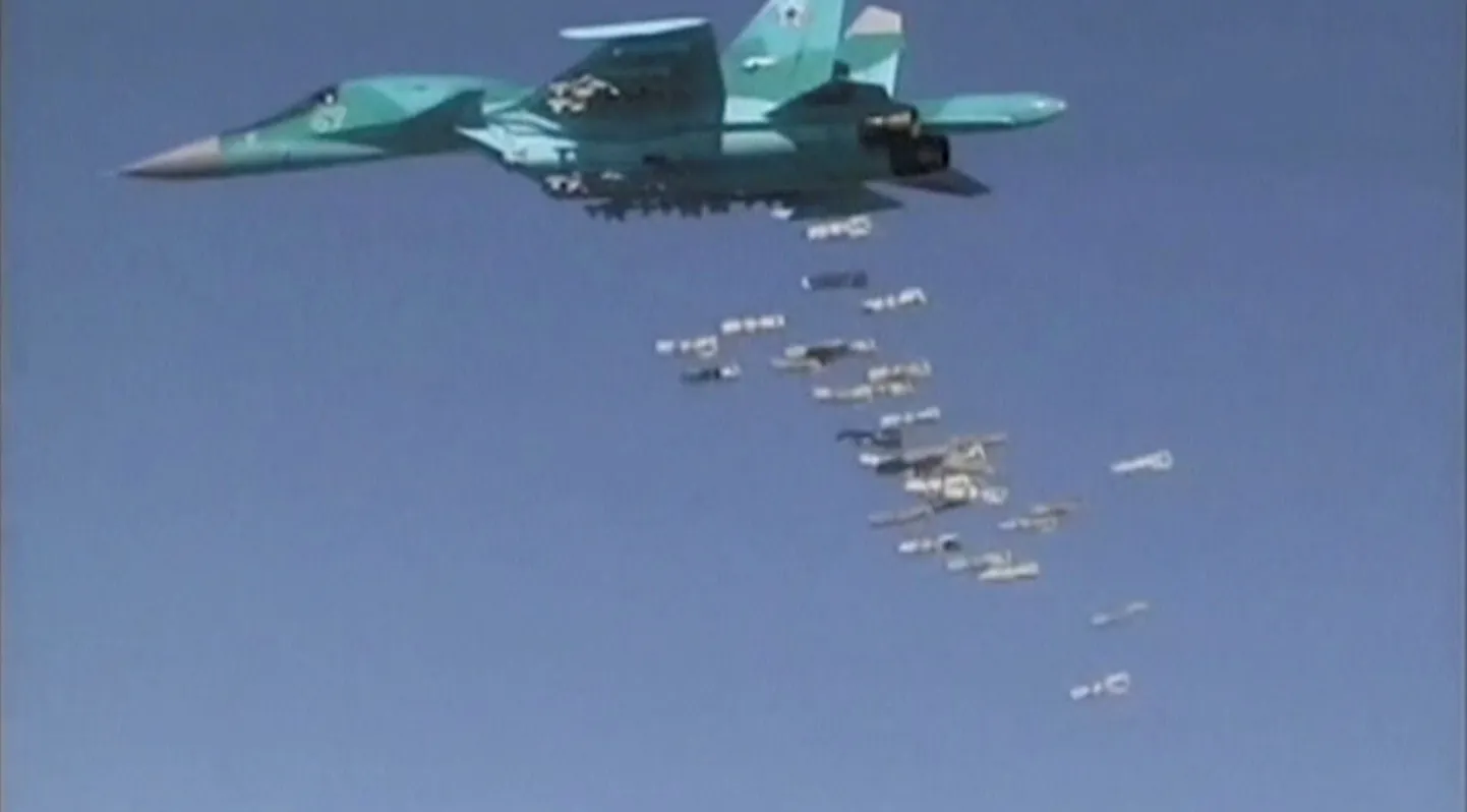 Su-34 pommitamas Süürias Deir ez-Zori kohal.