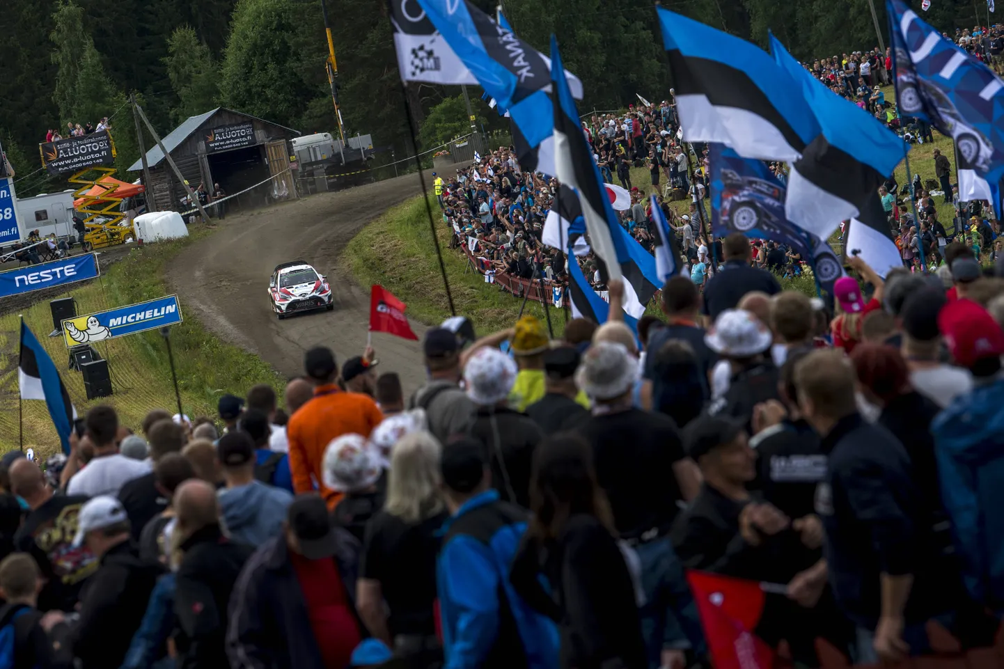 Eesti fännid käivad aktiivselt rallidel Ott Tänakut ja Martin Järveoja toetamas.