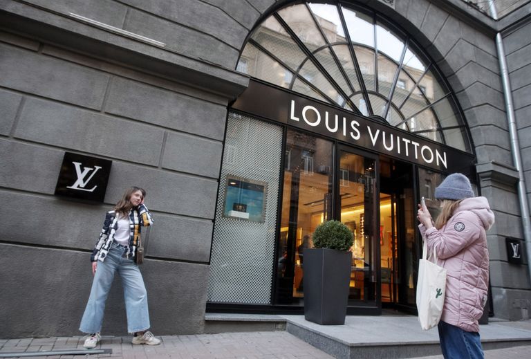Naine ja paari nelja-aastane tütar kandsid kohtus ühesuguseid Louis Vuittoni käekotte.