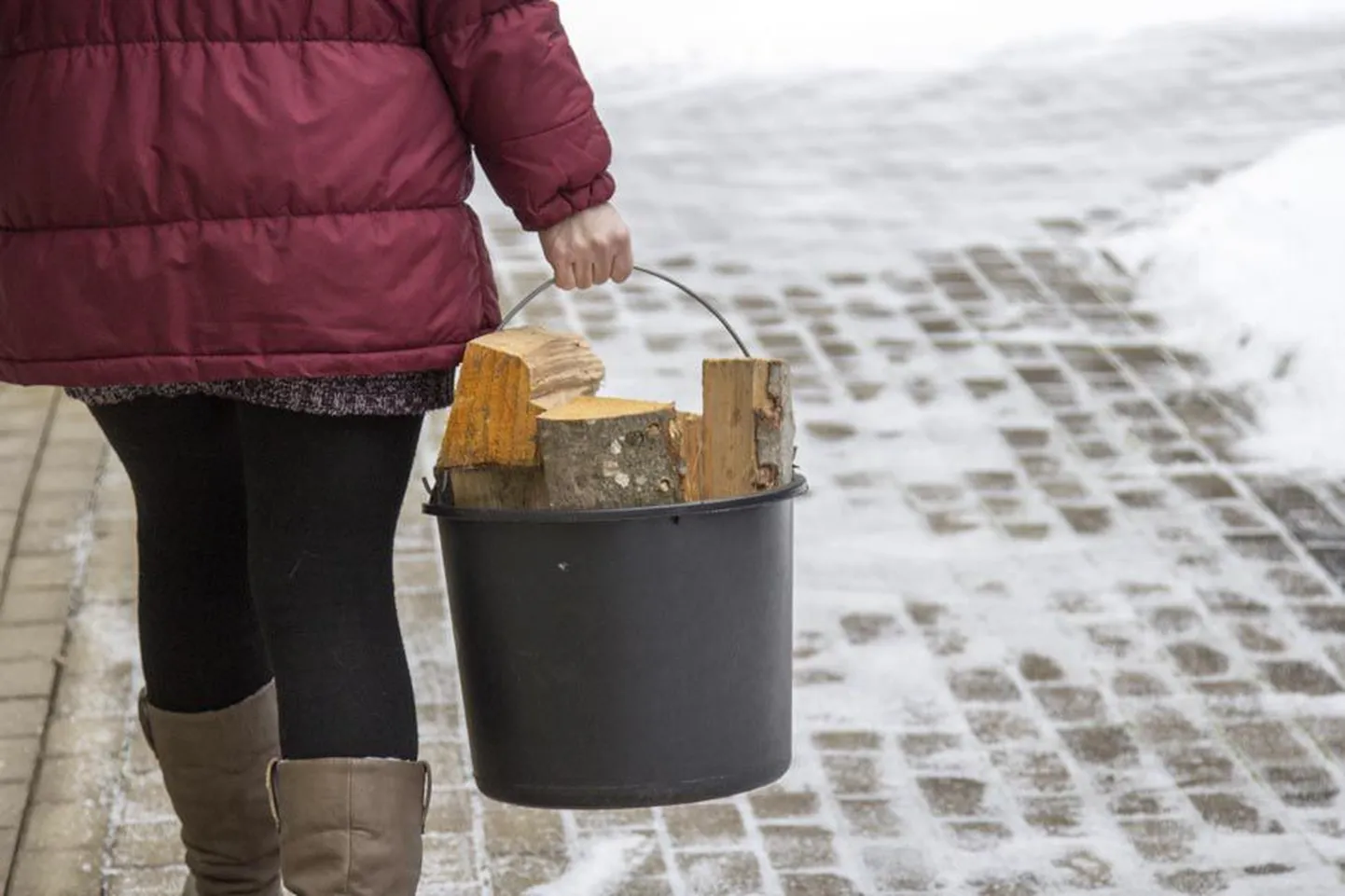 Maale otsitakse ka inimesi, kes aitaksid väikese tasu eest küttepuid tuppa tuua.