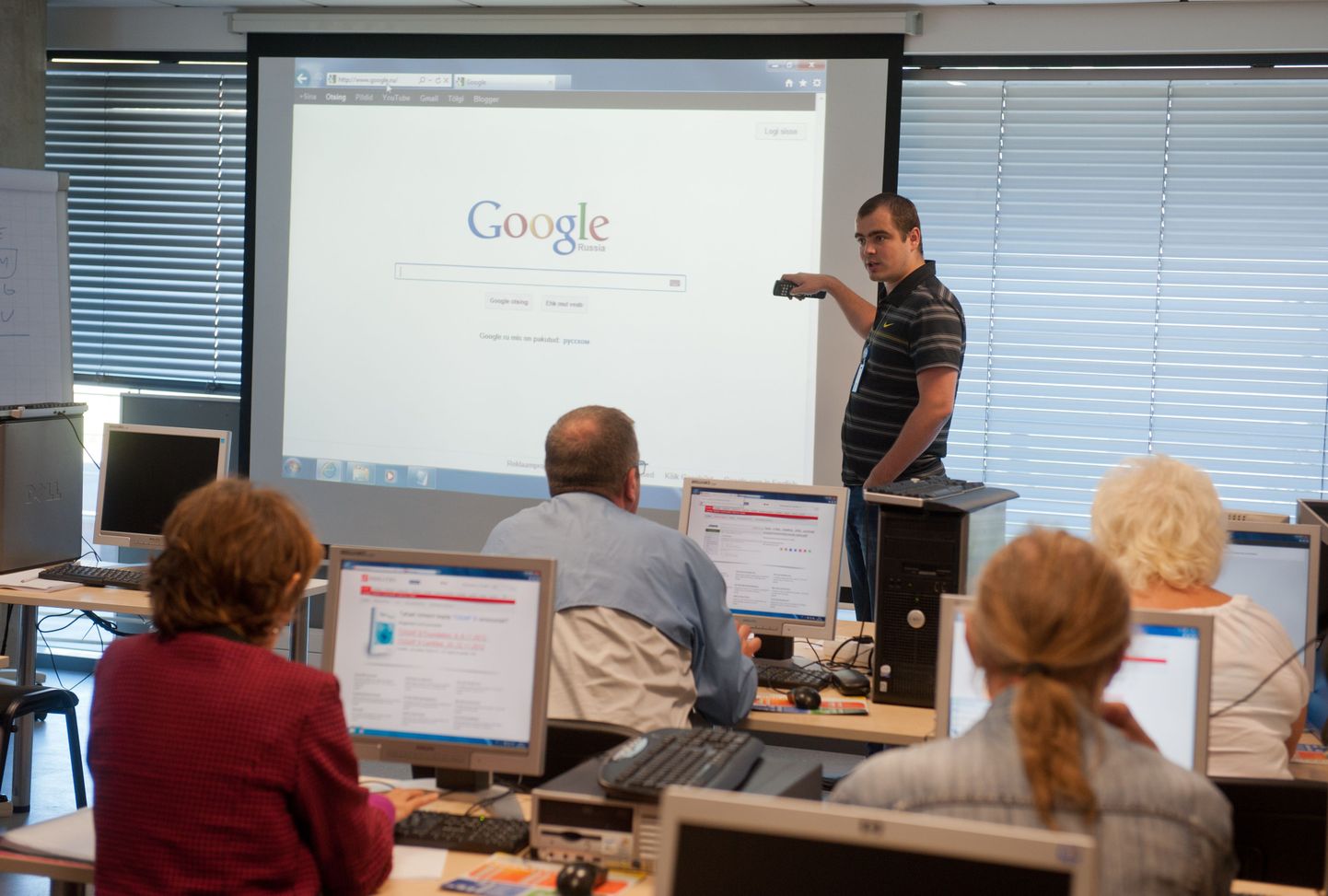 Töötukassa arvuti algõppe koolitus, pildil koolitaja Jaan Vaabel selgitamas, kuidas kasutada Google'i otsingut.