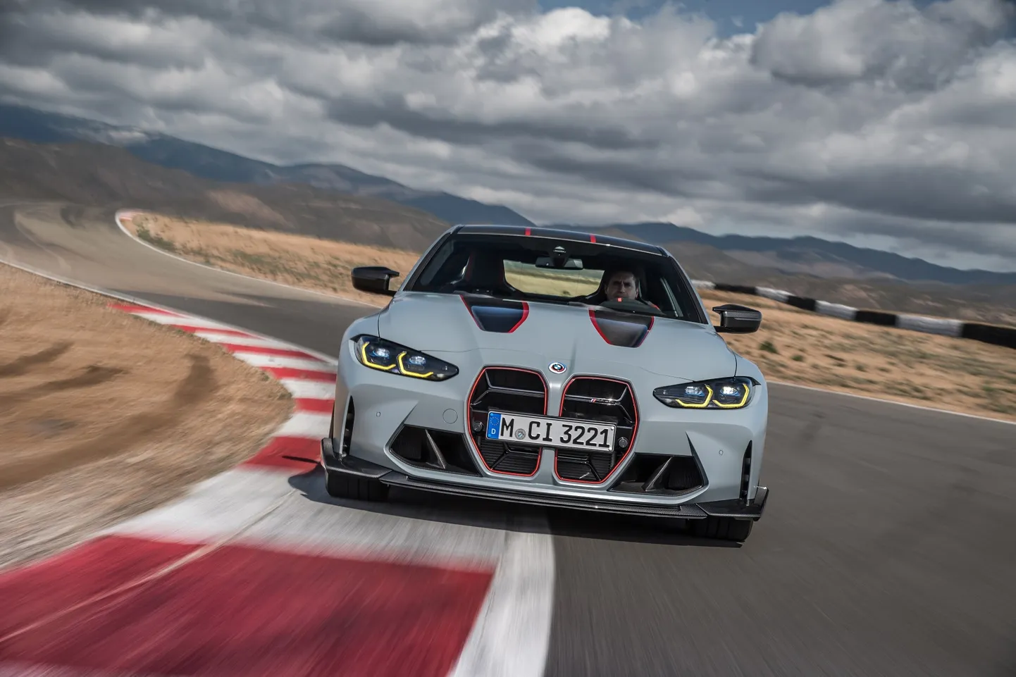 Uus M4 CSL kiirendab 100 km/h 3,7 sekundiga, 200 km/h aga jõuab kätte juba 10,7 sekundiga.