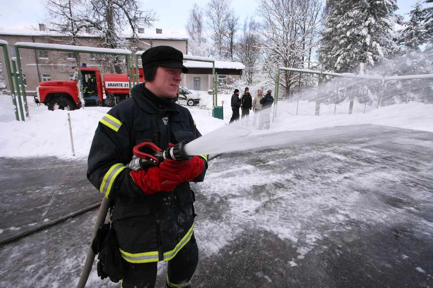 Järvamaa päästjad on maakonnas aidanud rajada kolm liuvälja. Nädala esimesel poolel olid Aravete päästekomando mehed ametis Aravete KETE-sse liuvälja tegemisega. Platsi on veega kastmas Aravete päästja Mati Käärde.