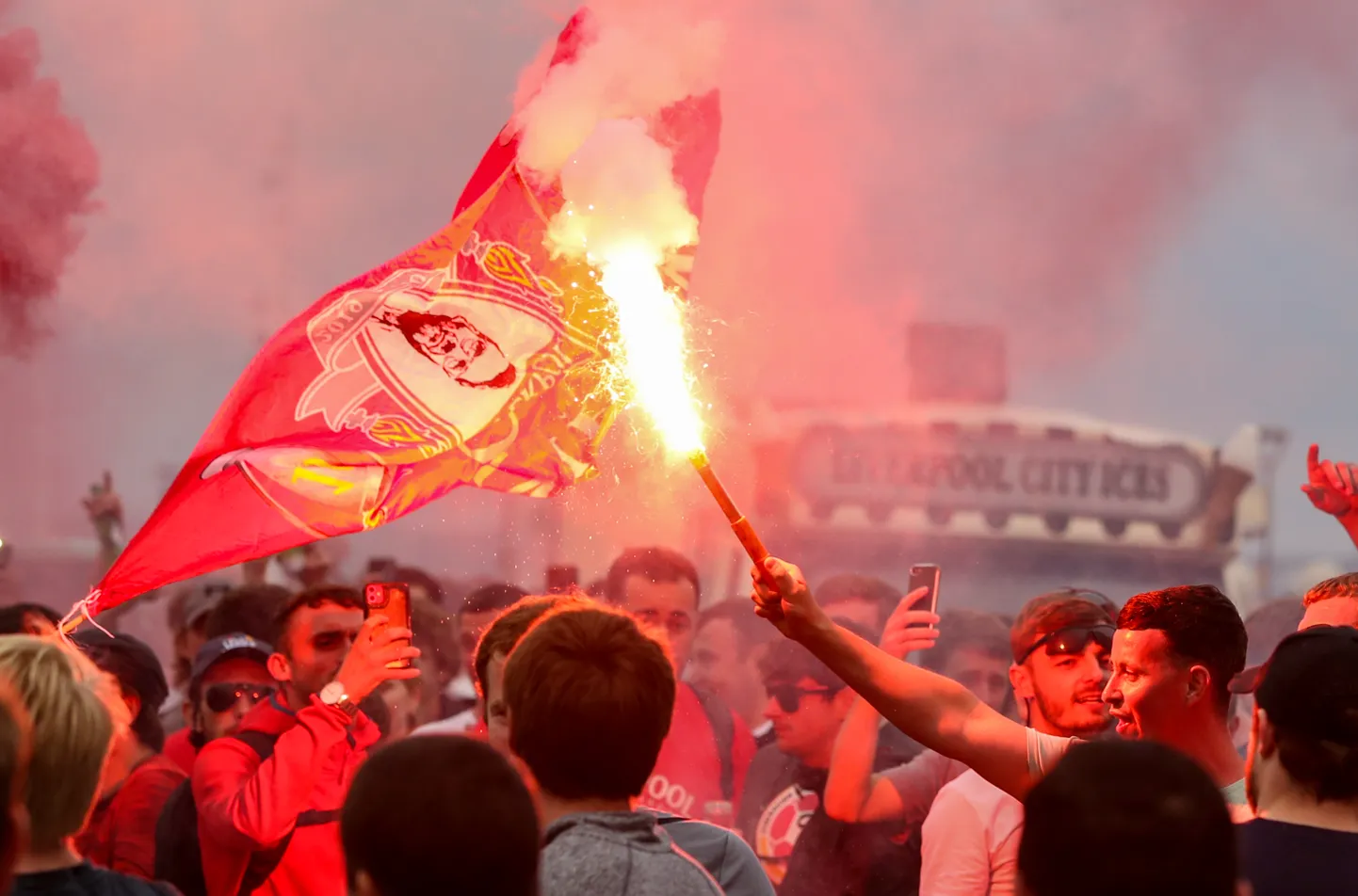 Liverpool fännid linnas meistritiitlit tähistamas.
