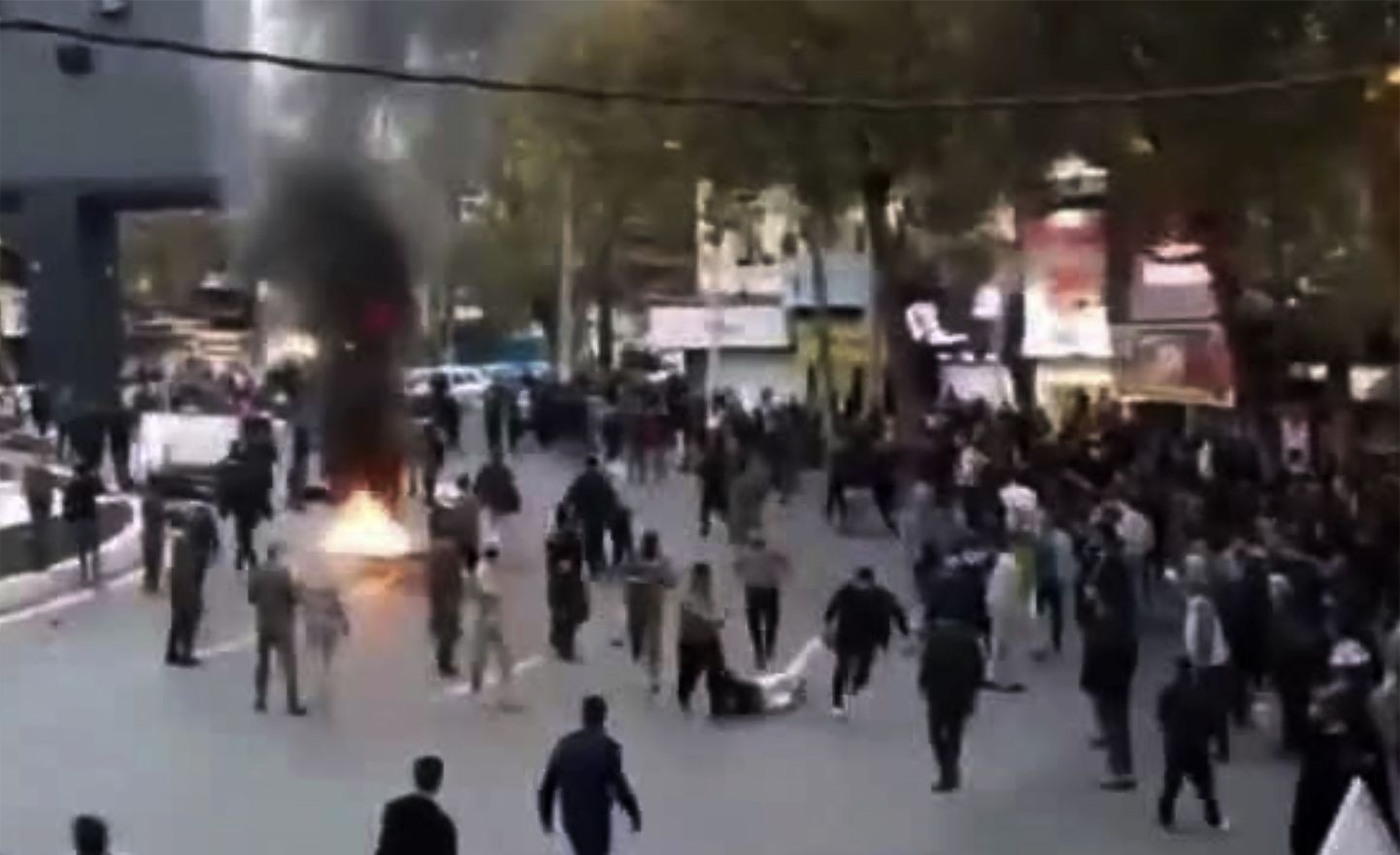 Iraani kütusehinna tõusu vastased meeleavaldused.