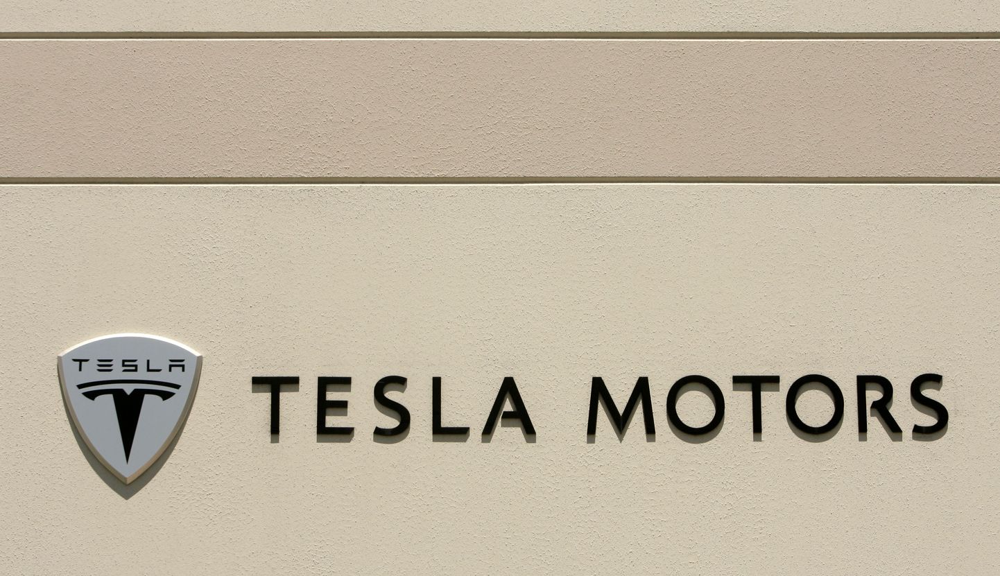 Elektriautode tootja Tesla Motors logo ettevõtte peakontoris San Carloses California osariigis.