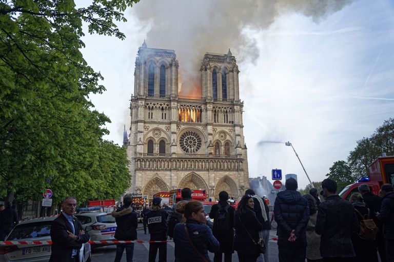 Собор Парижской Богоматери в огне.
