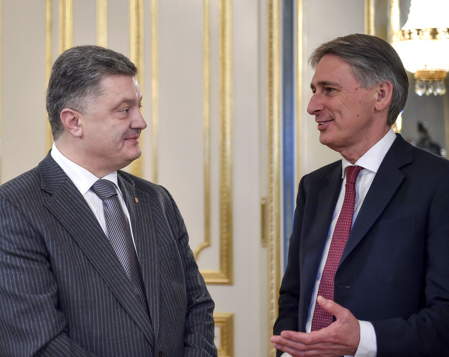 Ühendkuningriigi välisminister Philip Hammond (paremal) vestlushoos Ukraina presidendi Petro Porošenkoga.