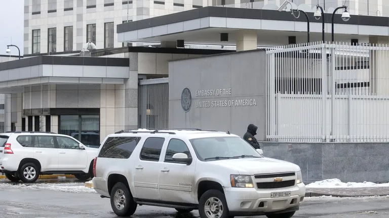Посольство США в Киеве остается почти пустым. Консульские услуги в нем приостанавливаются, секретная документация и техника, как сказали в Госдепартаменте, "сокращаются"